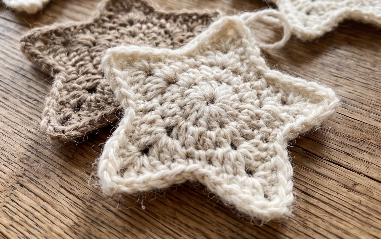Christmas Crochet Stars – Free 5-Point Ornament Pattern