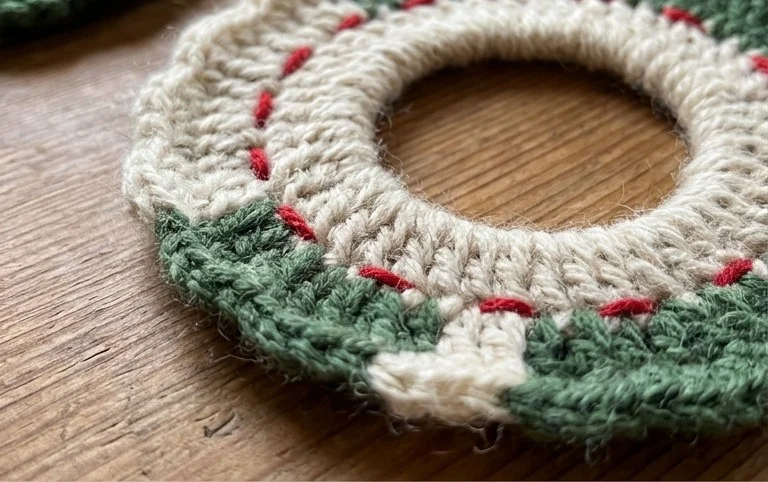 Crochet Wreath Coaster – Free Christmas Pattern