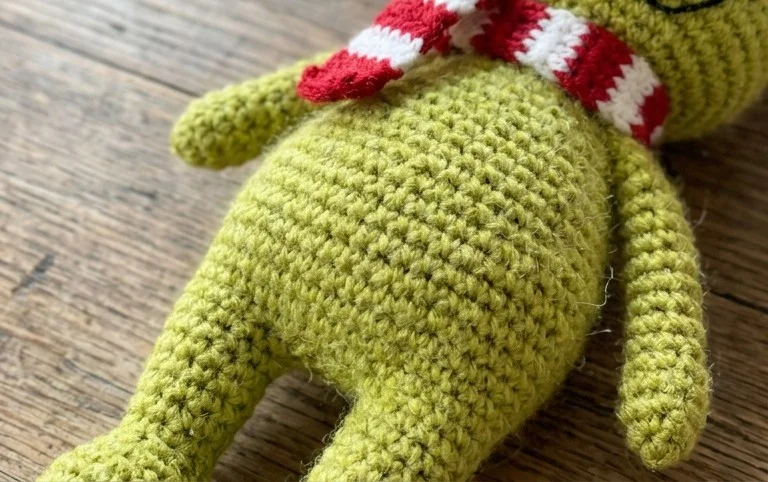 Crochet Grinch Free Pattern – Posable Christmas Amigurumi ⋆ The Nomad Knot