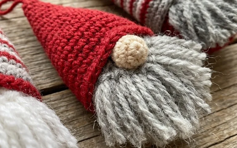 Wichtel Anhänger häkeln - Weihnachtsbaumschmuck Häkelanleitung - CaroKunterbunt